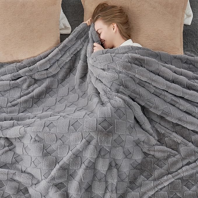 Cozy Bliss Faux Fur Throw Blanket for Couch - Soft Checkered Fuzzy Cozy Throw Gifts Blankets for Women,Grey Boho Blanket for Sofa Bedroom Living Room.50 * 60 Inches